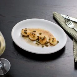 Acopa 9 3/4" X 7 1/2" Bright White Oval Coupe Stoneware Platter - 4/Pack