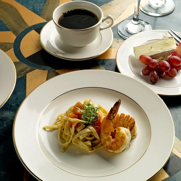 International Tableware FL-16GF Florentine 10" Gold Rim Ivory (American White) Stoneware Plate - 12/Case 1 International Tableware FL-16GF Florentine 10" Gold Rim Ivory (American White) Stoneware Plate - 12/Case